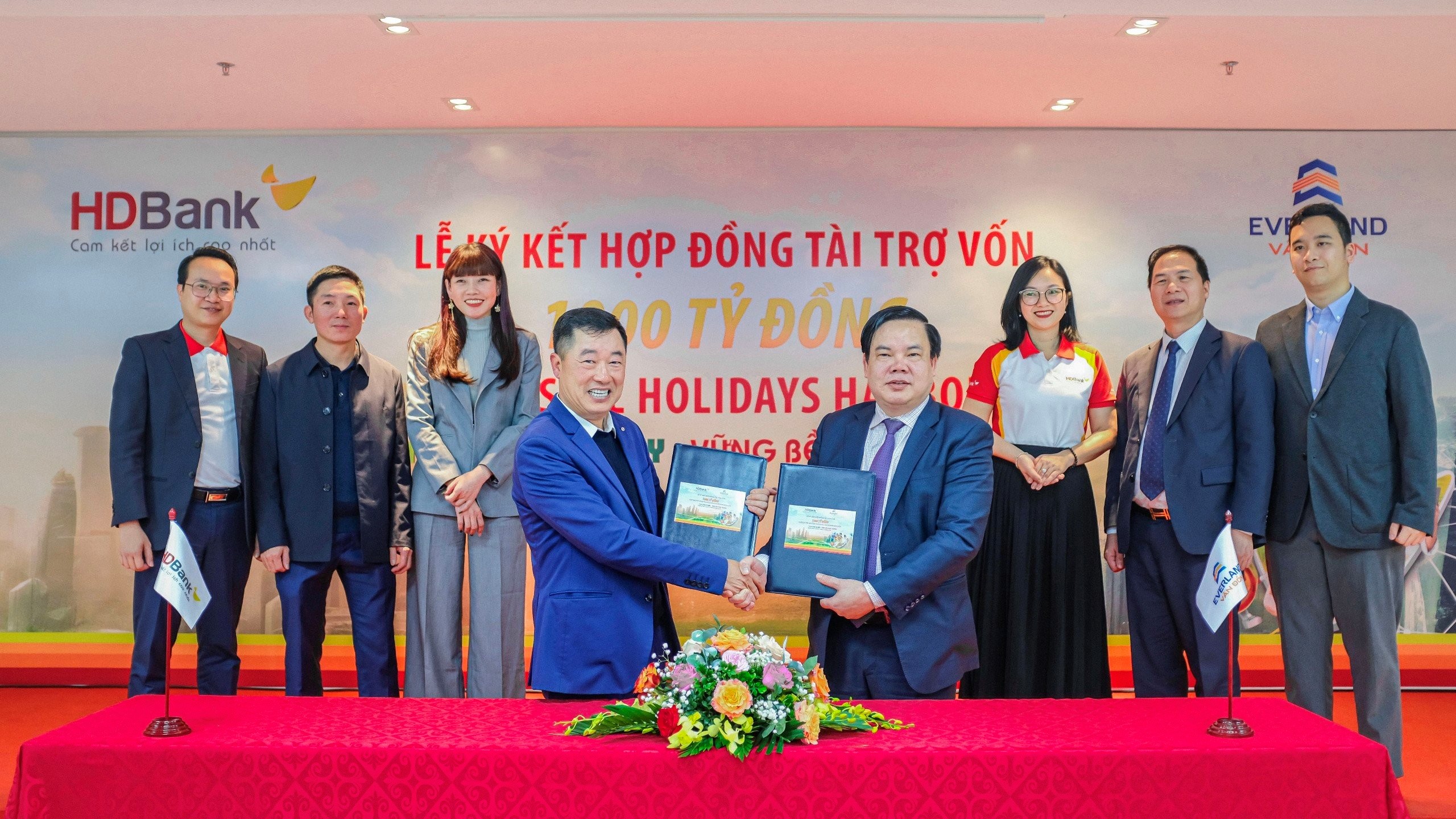 Ông Lê Đình Vinh - Chủ tịch HĐQT Tập đoàn Everland kiêm Tổng giám đốc Công ty Cổ phần Everland Vân Đồn (phải) và ông Đặng Xuân An – Giám đốc Ngân hàng HDBank Quảng Ninh (trái) ký Hợp đồng tài trợ vốn cho dự án Crystal Holidays Harbour Vân Đồn.