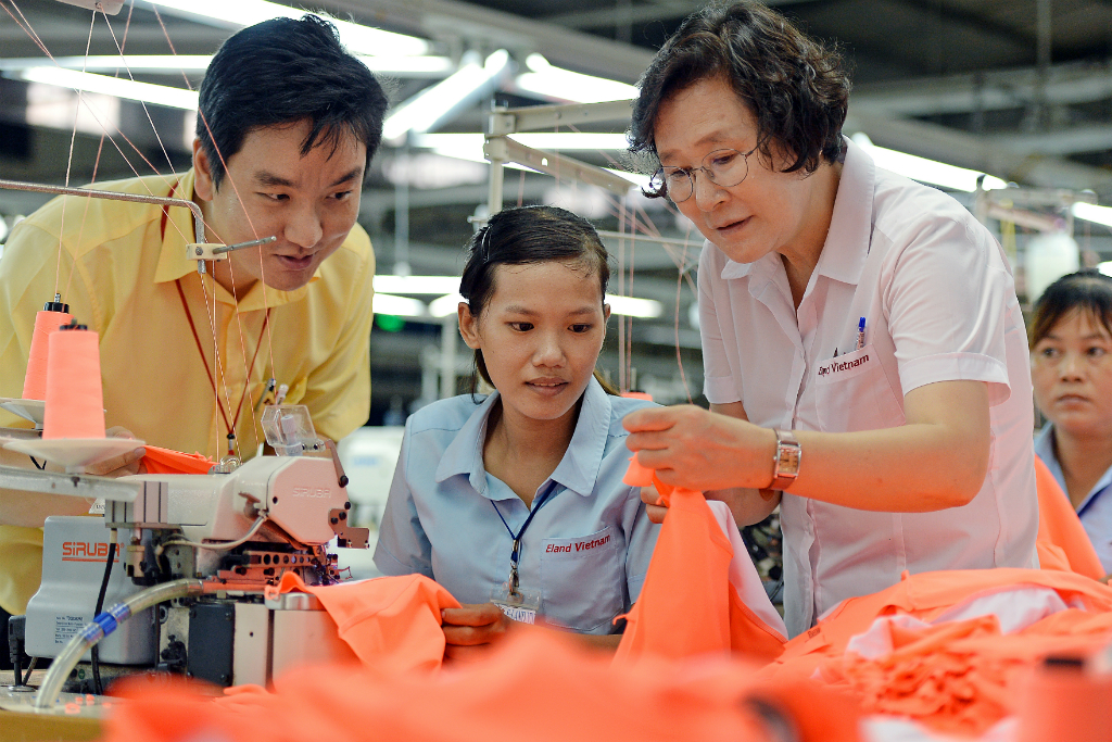 Khi đất nước bước v&agrave;o kỷ nguy&ecirc;n hội nhập với thế giới, phụ nữ Việt Nam tiếp tục đ&oacute;ng vai tr&ograve; quan trọng, l&agrave; động lực th&uacute;c đẩy sự ph&aacute;t triển chung của x&atilde; hội.