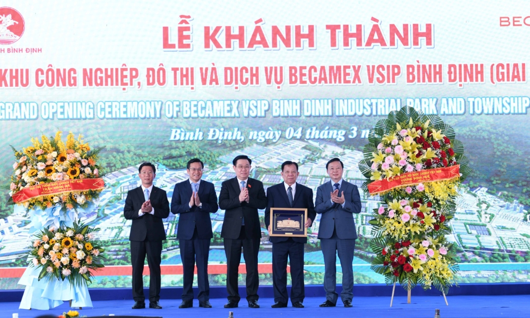 Chủ tịch Quốc hội Vương Đình Huệ tặng quà các nhà đầu tư. Ảnh: Lâm Hiển