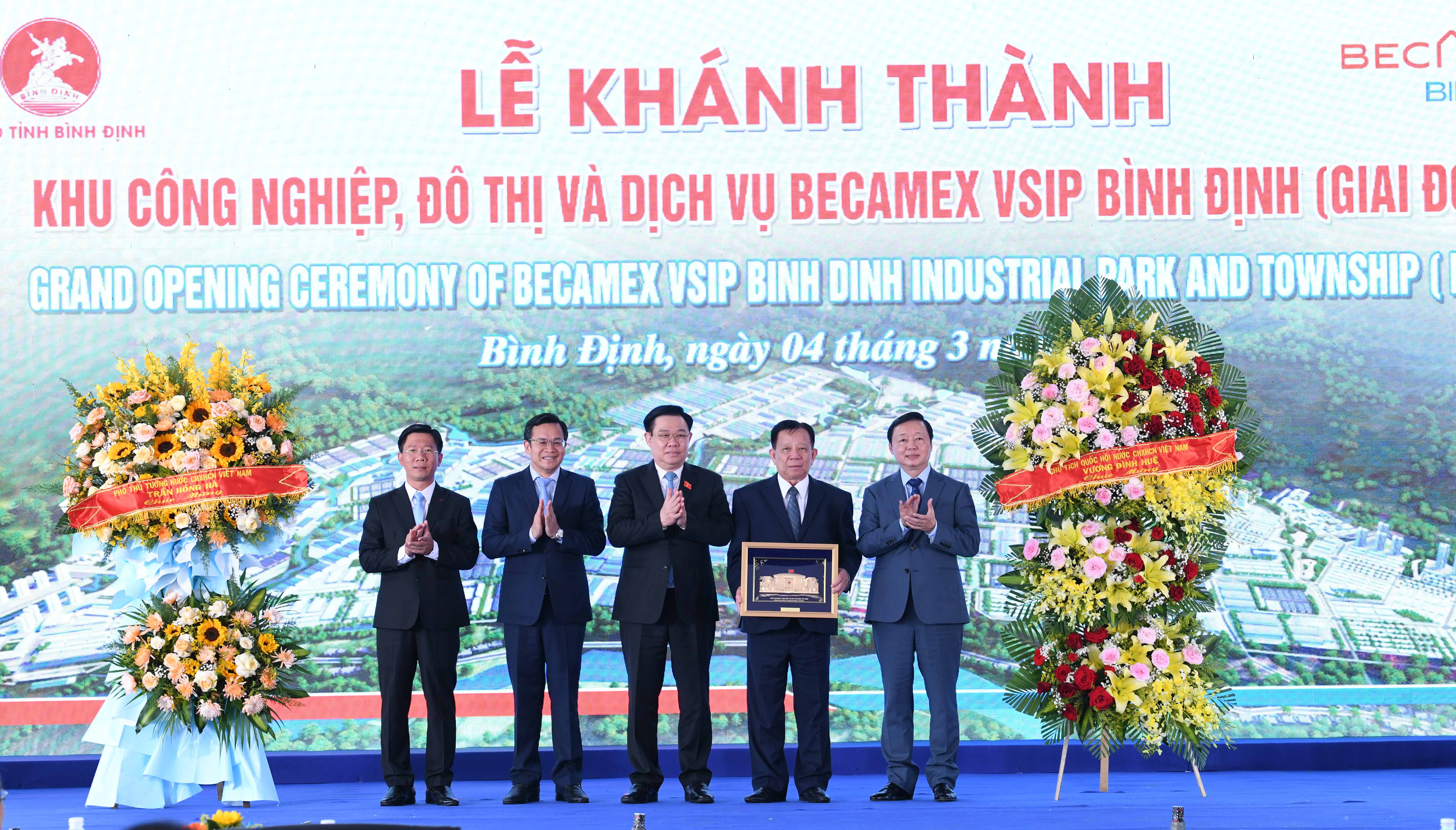 Chủ tịch Quốc hội Vương Đình Huệ tặng quà các nhà đầu tư. Ảnh: Lâm Hiển
