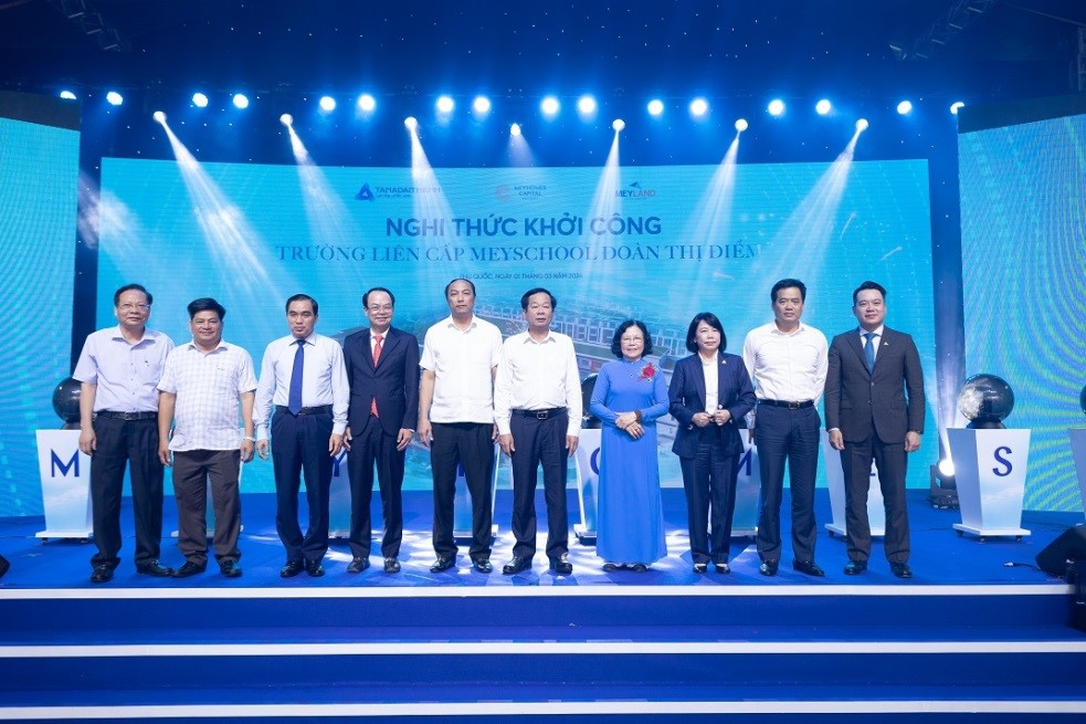 Đại diện chính quyền địa phương cùng Ban lãnh đạo Tập đoàn Tân Á Đại Thành và trường Đoàn Thị Điểm tại sự kiện.