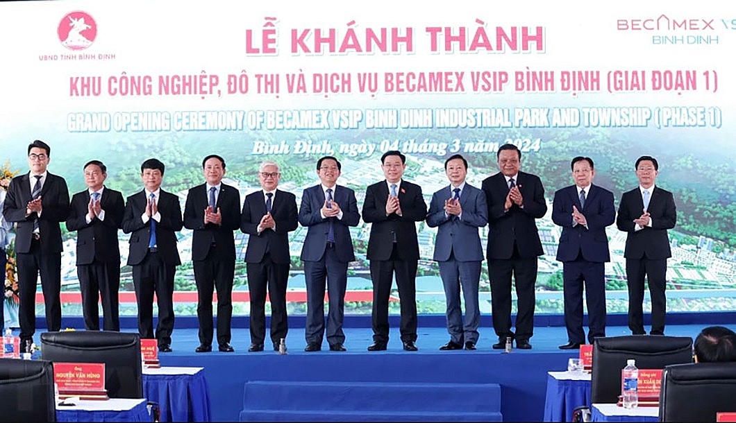 Chủ tịch Quốc hội Vương Đ&igrave;nh Huệ v&agrave; Ph&oacute; Thủ tướng Trần Hồng H&agrave; c&ugrave;ng c&aacute;c đại biểu tại lễ kh&aacute;nh th&agrave;nh Becamex VSIP B&igrave;nh Định. Ảnh: Quốc hội