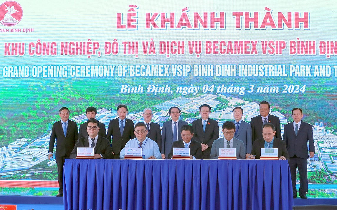 Chủ tịch Quốc hội Vương Đình Huệ, Phó Thủ tướng Trần Hồng Hà, lãnh đạo tỉnh Bình Định, tỉnh Bình Dương chứng kiến lễ ký bản ghi nhớ của một số nhà đầu tư vào Khu công nghiệp, đô thị và Dịch vụ Becamex VSIP Bình Định giai đoạn 1 