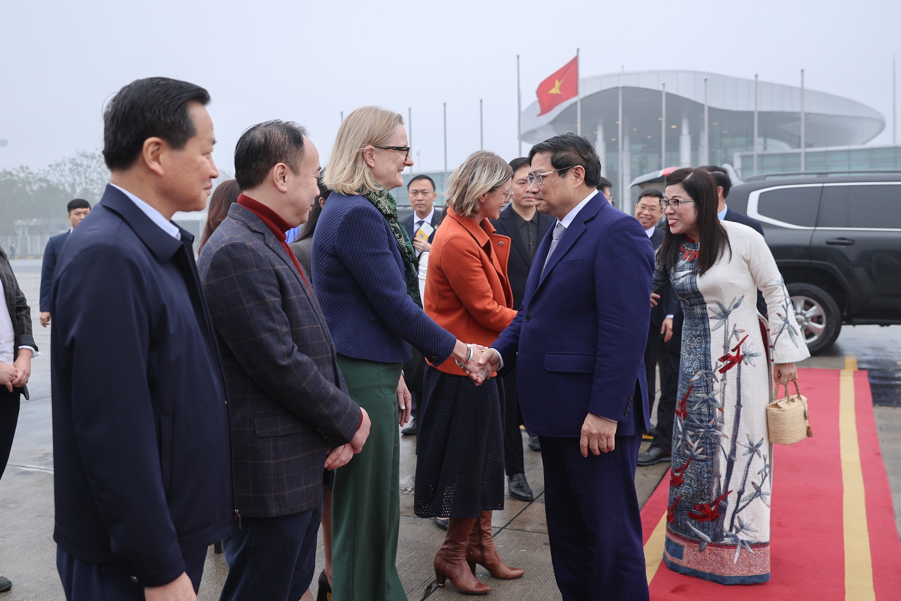 Thủ tướng Phạm Minh Chính và Phu nhân Lê Thị Bích Trân cùng đoàn đại biểu cấp cao Việt Nam rời Thủ đô Hà Nội, lên đường tham dự Hội nghị Cấp cao Đặc biệt kỷ niệm 50 năm quan hệ ASEAN – Australia, thăm chính thức Australia và thăm chính thức New Zealand - Ảnh: VGP