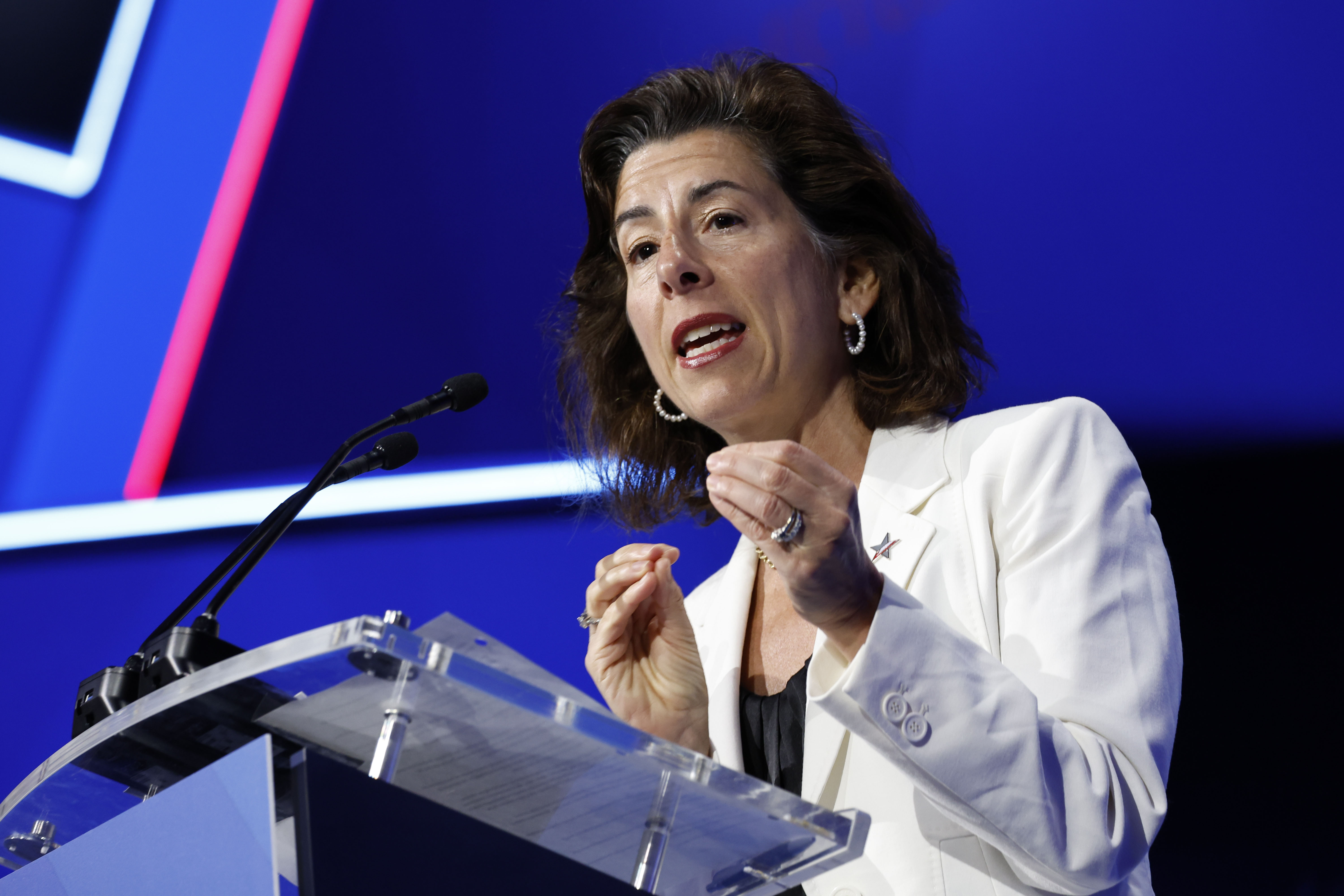 Bộ trưởng Bộ Thương mại Mỹ Gina Raimondo - Ảnh: Bloomberg.