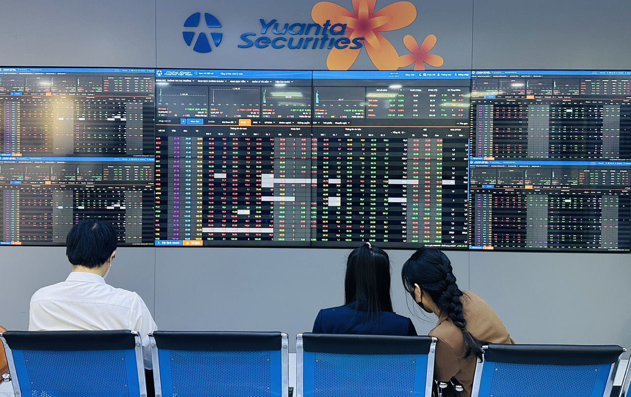 Nh&agrave; đầu tư tại s&agrave;n giao dịch C&ocirc;ng ty Chứng Kho&aacute;n Yuanta Việt Nam.