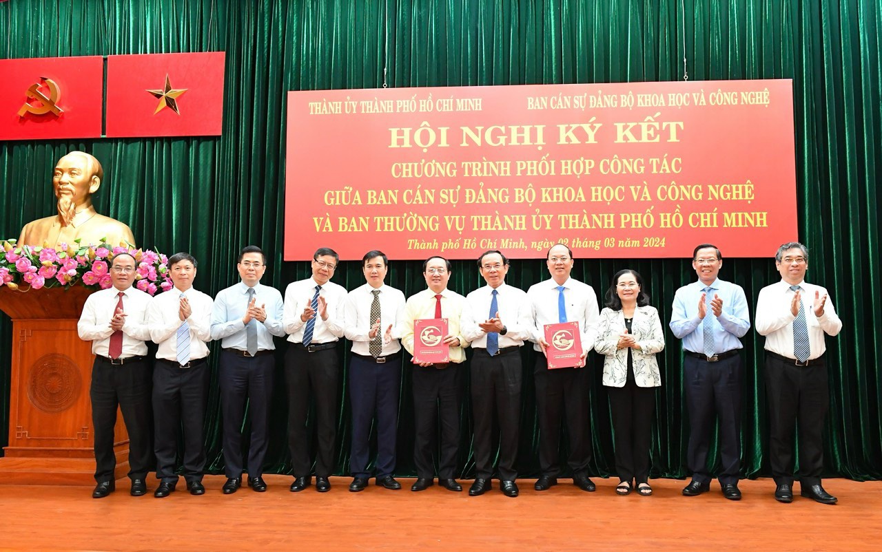 Ban Thường vụ Th&agrave;nh ủy Tp.Hồ Ch&iacute; Minh v&agrave; Ban c&aacute;n sự Đảng Bộ Khoa học v&agrave; C&ocirc;ng nghệ k&yacute; kết tăng cường hợp t&aacute;c trong l&atilde;nh đạo, chỉ đạo, điều h&agrave;nh th&iacute; điểm, thử nghiệm một số cơ chế, ch&iacute;nh s&aacute;ch về ph&aacute;t triển khoa học, c&ocirc;ng nghệ v&agrave; đổi mới s&aacute;ng tạo tr&ecirc;n địa b&agrave;n th&agrave;nh phố.