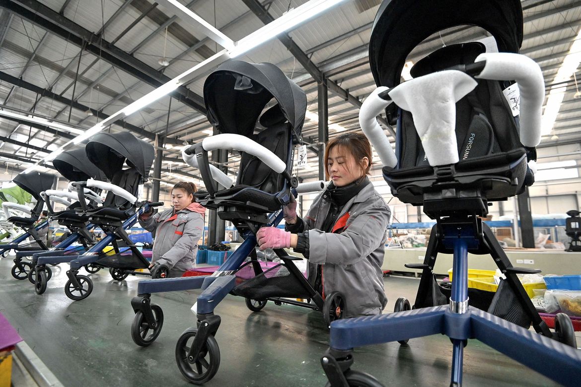 Lắp r&aacute;p xe đẩy tại một nh&agrave; m&aacute;y ở H&agrave;n Đam, H&agrave; Bắc, Trung Quốc - Ảnh: Getty Images