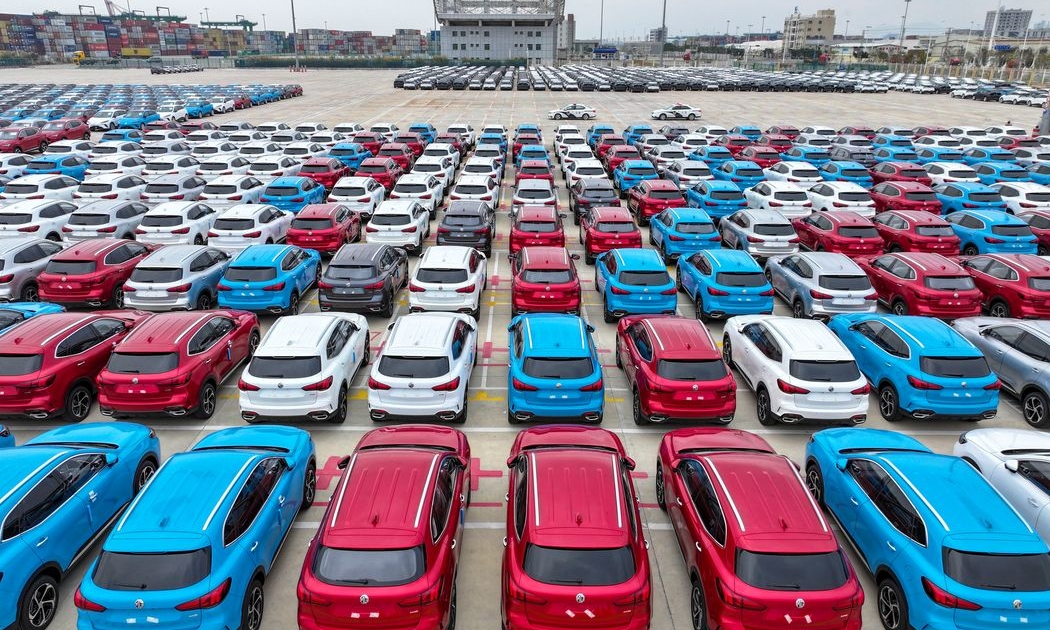 Ô tô chờ xuất khẩu ở Phúc Châu, tỉnh Phúc Kiến. Trung Quốc đang sản xuất lượng ô tô nhiều hơn so với nhu cầu tiêu thụ nội địa - Ảnh: CFOTO