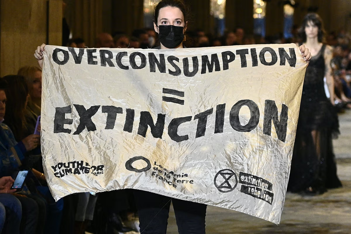 Sự xuất hiện của c&aacute;c nh&oacute;m bảo vệ m&ocirc;i trường&nbsp;như một hiệu ứng domino lặp lại trong những th&aacute;ng thời trang trọng điểm.