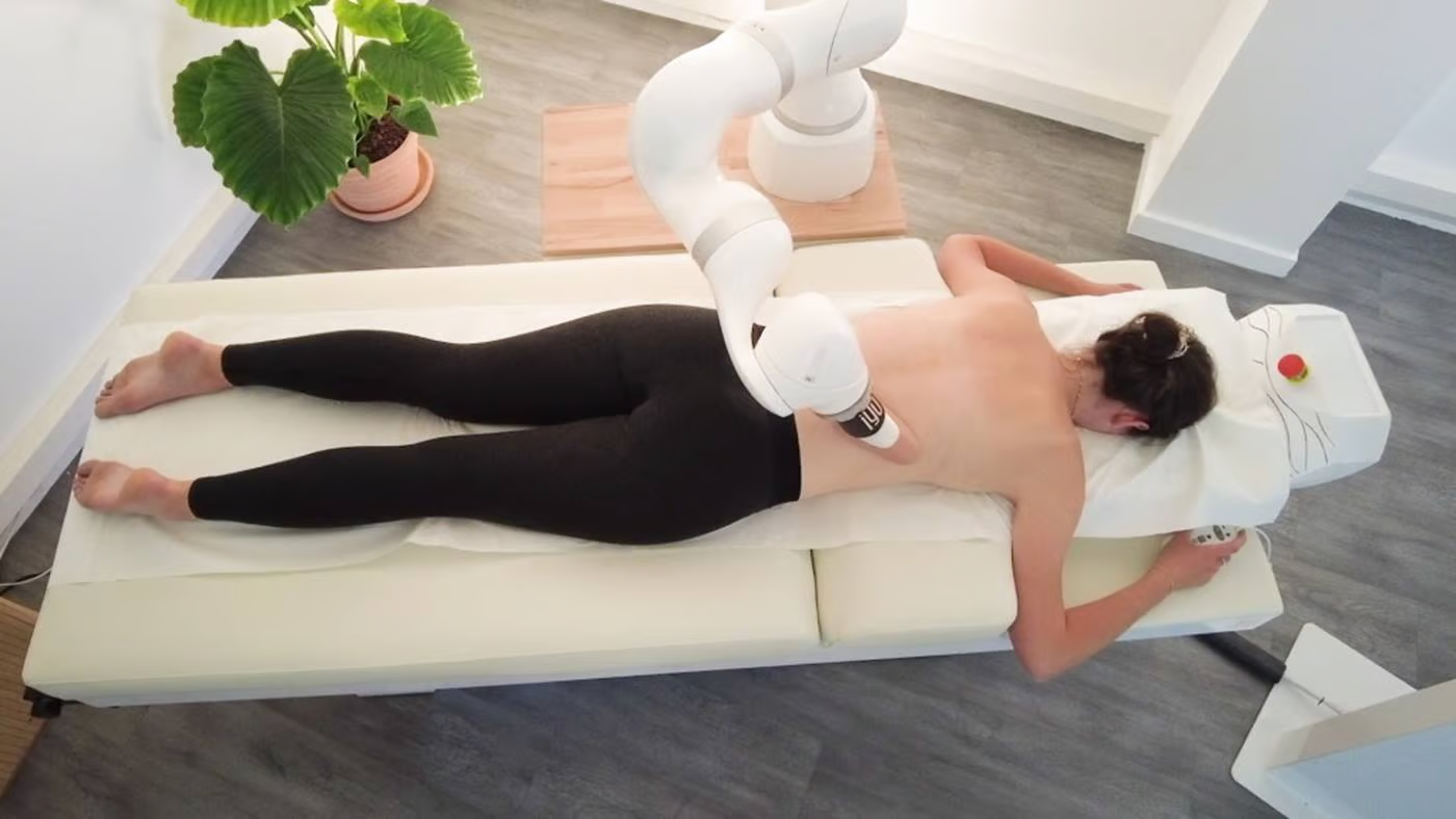 iYU - một c&aacute;nh tay robot kết hợp tr&iacute; tuệ nh&acirc;n tạo, c&oacute; chức năng massage.