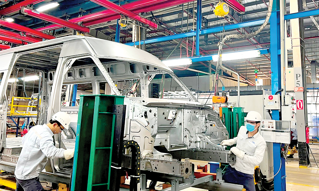 Chính sách tiền tệ dần cạn dư địa, chính sách tài khóa hỗ trợ tăng trưởng chưa đạt kỳ vọng trong khi doanh nghiệp gặp nhiều bất lợi, đành co cụm chờ thời. 