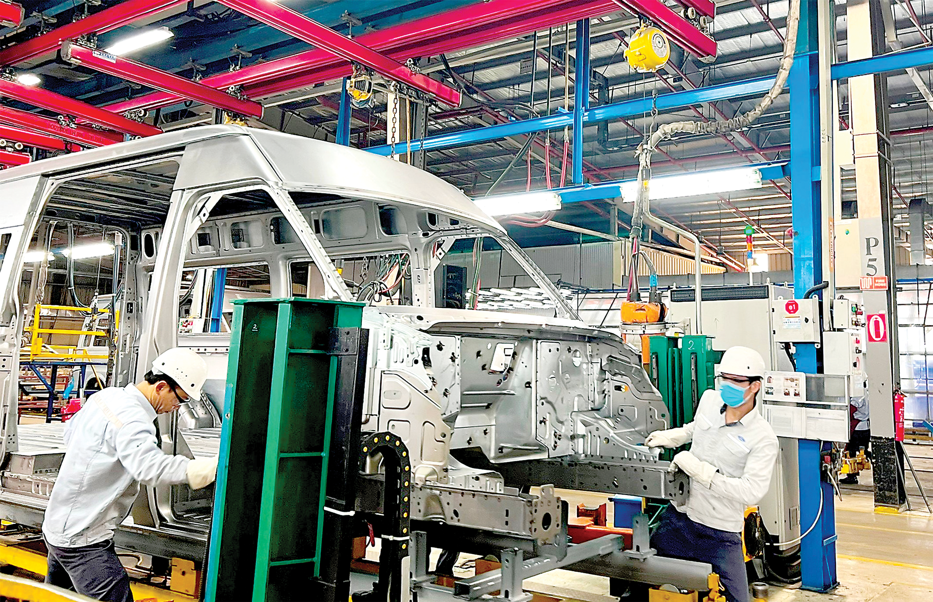 Chính sách tiền tệ dần cạn dư địa, chính sách tài khóa hỗ trợ tăng trưởng chưa đạt kỳ vọng trong khi doanh nghiệp gặp nhiều bất lợi, đành co cụm chờ thời. 