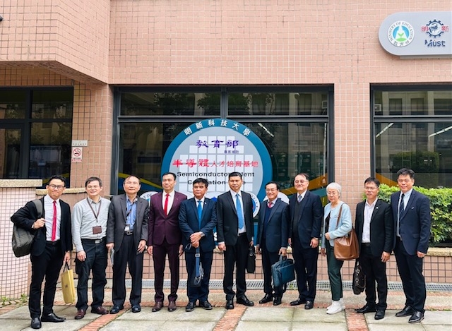 Ph&oacute; Chủ tịch Thường trực UBND TP. Đ&agrave; Nẵng Hồ K&yacute; Minh (người đứng giữa) c&ugrave;ng Đo&agrave;n c&ocirc;ng t&aacute;c Đ&agrave; Nẵng tham quan Viện nghi&ecirc;n cứu chất b&aacute;n dẫn Đ&agrave;i Loan (TSRI)&nbsp;