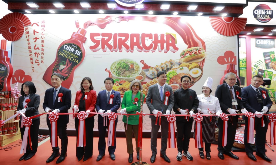 Đại diện Công ty Masan Consumer và các đại biểu cắt băng khai trương gian hàng CHIN-SU tại Foodex.