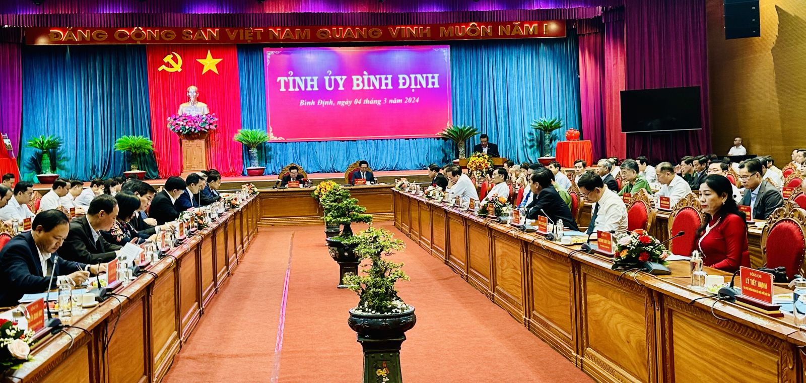 Chủ tịch Quốc hội Vương Đ&igrave;nh Huệ v&agrave; Đo&agrave;n c&ocirc;ng t&aacute;c Trung ương đ&atilde; l&agrave;m việc với Ban Thường vụ Tỉnh uỷ B&igrave;nh Định.