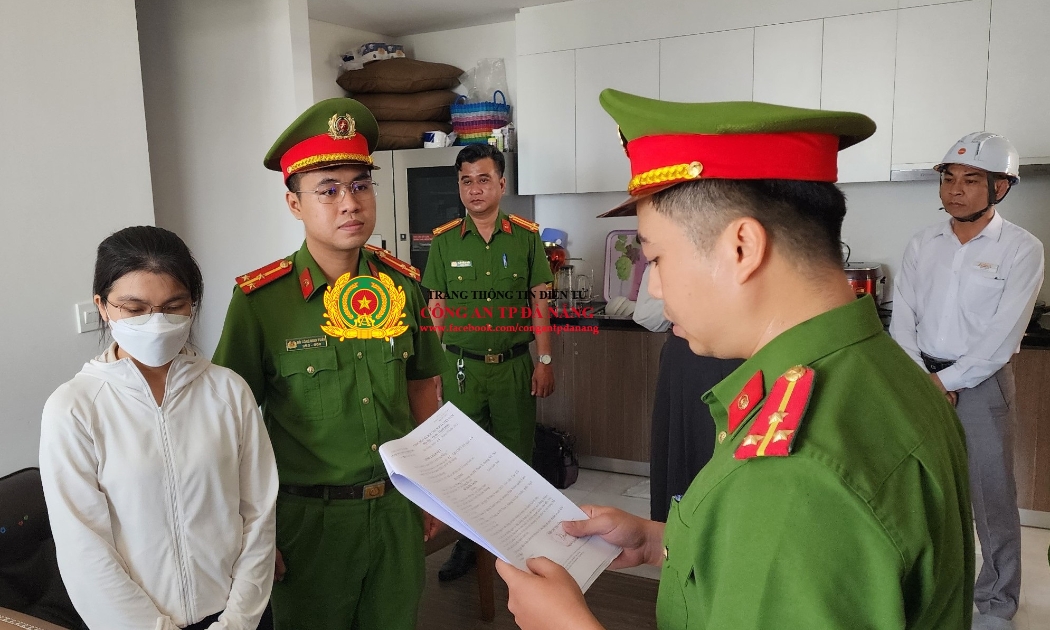 Phòng Cảnh sát kinh tế Công an thành phố Đà Nẵng tống đạt các quyết định đối với Đỗ Thị Hà Xuyên. Ảnh: Cổng thông tin Công an TP Đà Nẵng.