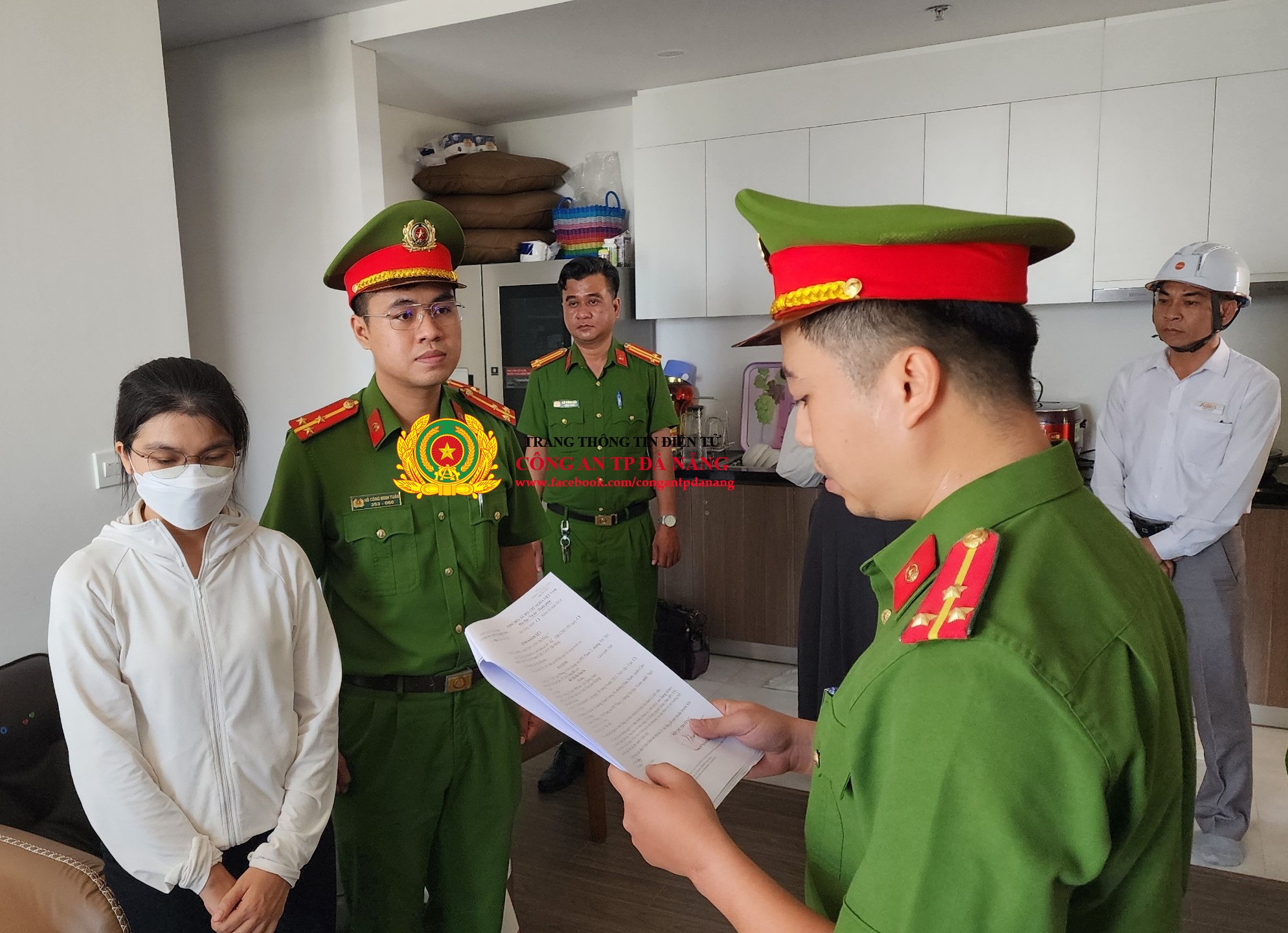 Phòng Cảnh sát kinh tế Công an thành phố Đà Nẵng tống đạt các quyết định đối với Đỗ Thị Hà Xuyên. Ảnh: Cổng thông tin Công an TP Đà Nẵng.