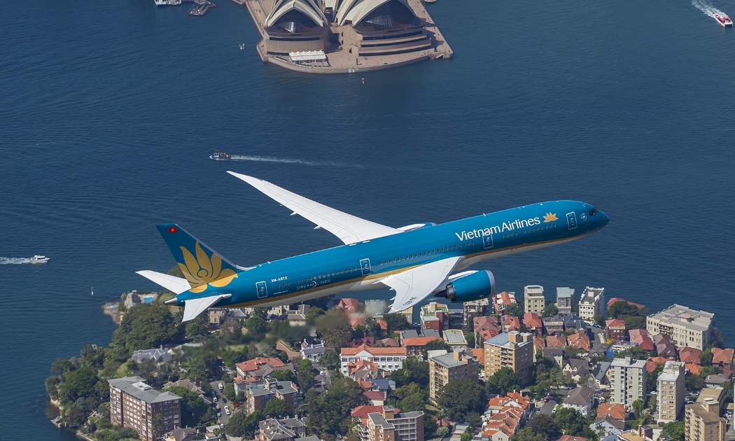 Máy bay Vietnam Airlines bay qua Úc.