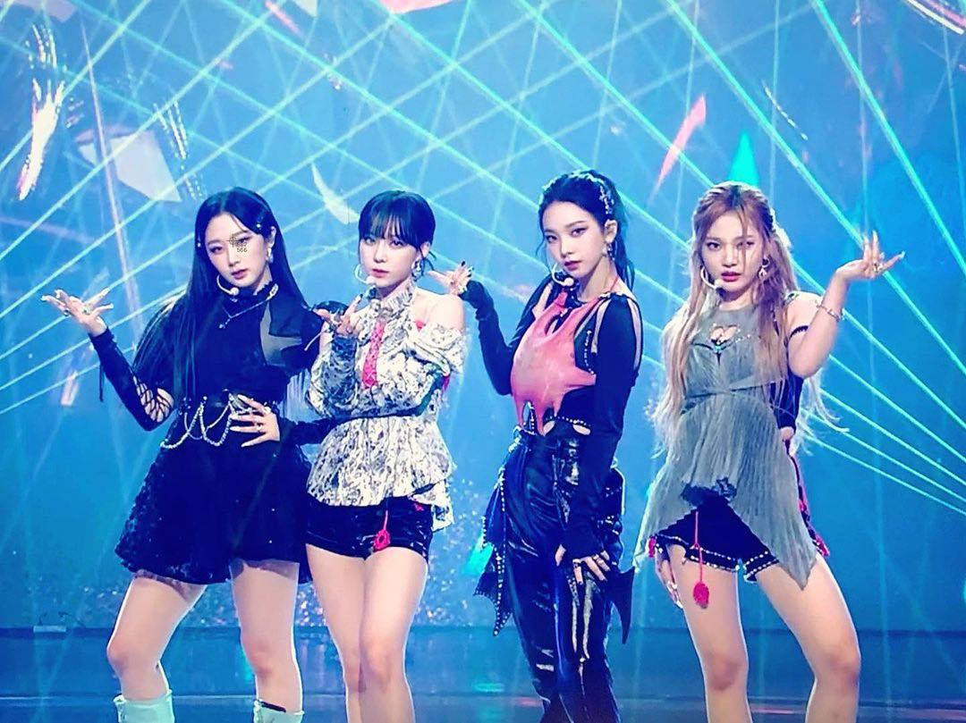 Trang phục của La Lune được stylist của aespa biến tấu lại v&agrave; để nh&oacute;m diện l&ecirc;n s&acirc;n khấu MBC Gayo Daejejun.