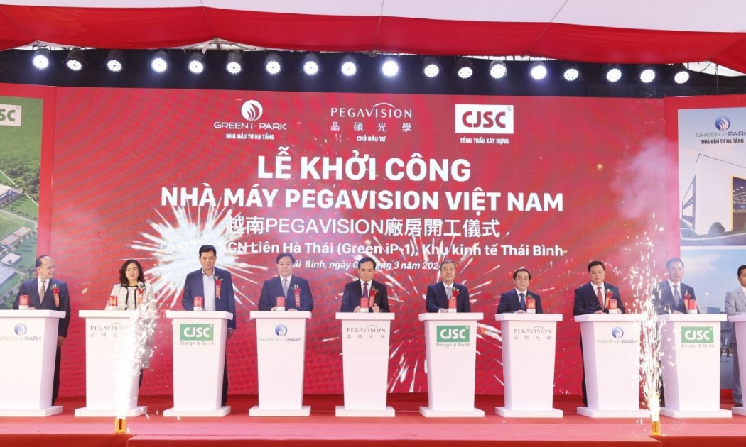 Phó Thủ tướng Chính phủ Trần Lưu Quang cùng các đại biểu phát lệnh khởi công dự án nhà máy Pegavision Việt Nam 