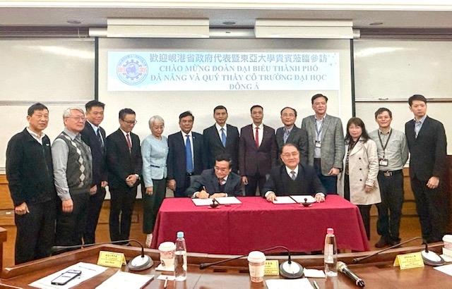 TS. Hsin-Te Liao - Phó Hiệu trưởng, phụ trách hợp tác quốc tế, đại diện Trường ĐH Khoa học Kỹ thuật Minh Tân (Đài Loan) và ông Lương Minh Sâm – Chủ tịch Hội đồng trường Đại học Đông Á ký kết hợp tác đào tạo nhân lực ngành công nghiệp bán dẫn, STEM và tài chính trước sự chứng kiến của lãnh đạo TP. Đà Nẵng. 