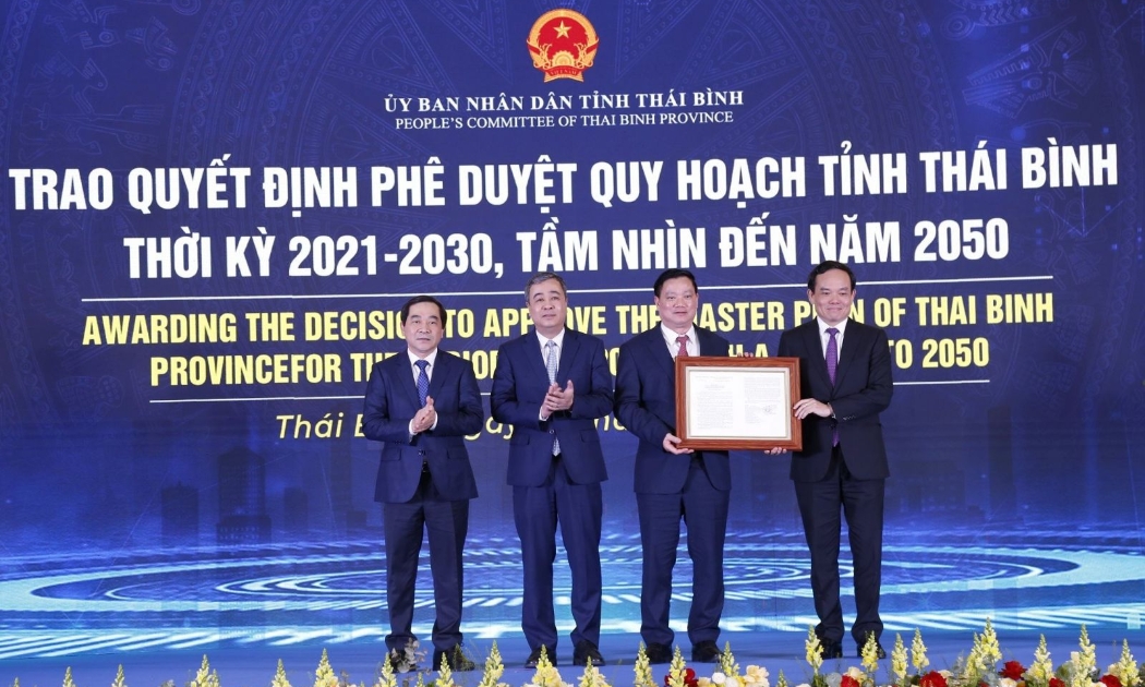Ông Trần Lưu Quang, Ủy viên Ban Chấp hành Trung ương Đảng, Phó Thủ tướng Chính phủ trao Quyết định của Thủ tướng Chính phủ phê duyệt Quy hoạch tỉnh Thái Bình thời kỳ 2021 - 2030, tầm nhìn đến năm 2050 cho các lãnh đạo tỉnh Thái Bình.