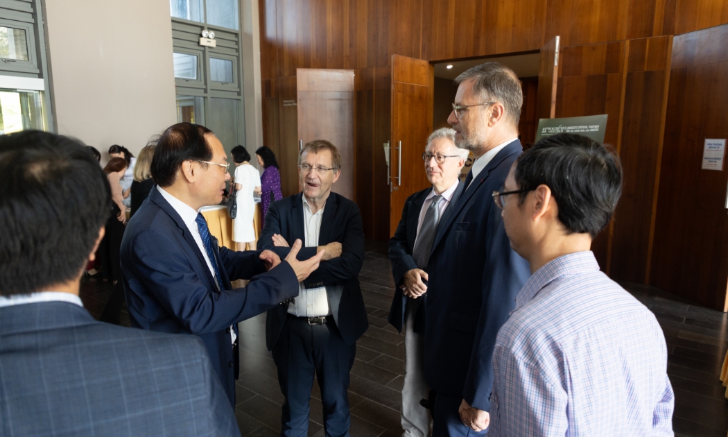 Ông Olivier Brochet, Đại sứ Pháp tại Việt Nam (phải) và Thứ trưởng Bộ Tài nguyên và Môi trường Lê Công Thành (trái) cùng các nhà khoa học quốc tế thảo luận về giải pháp môi trường tại ICEPORM 2024