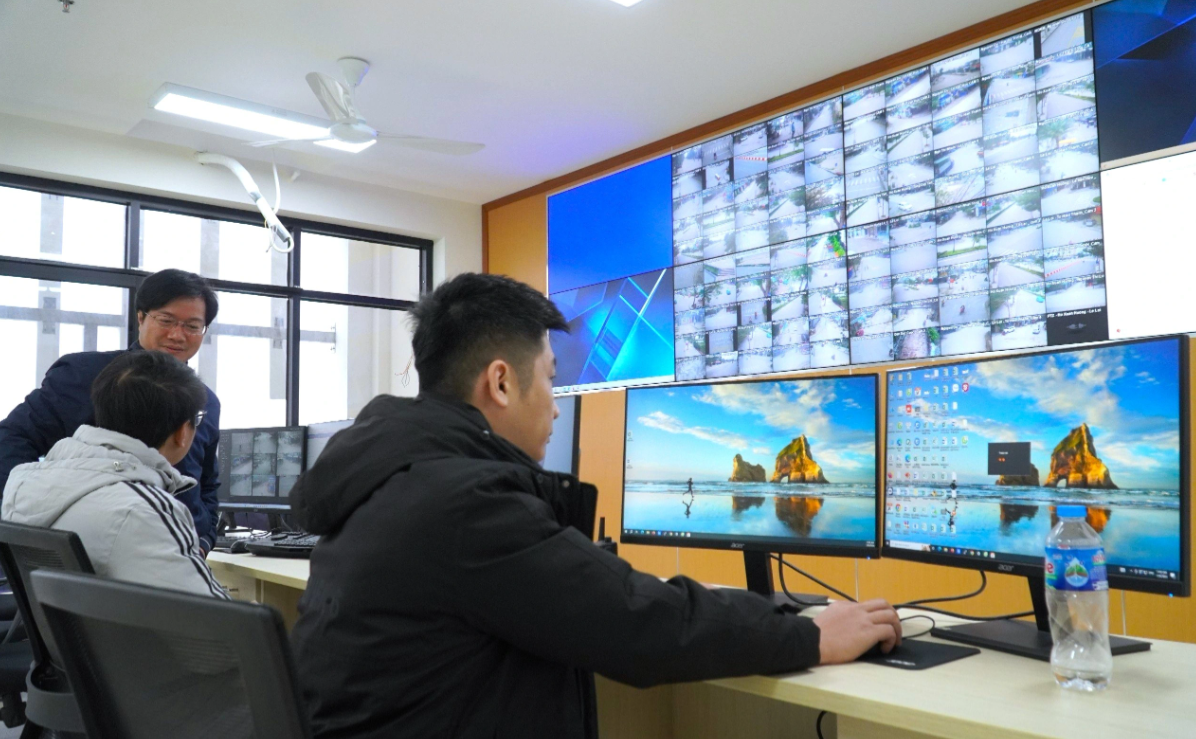 Tại khu vực tầng 3 của tòa nhà có phòng điều hành đô thị thông minh, được đầu tư hệ thống máy tính và trang thiết bị hiện đại để kết nối với khoảng 150 camera an ninh trên địa bàn.