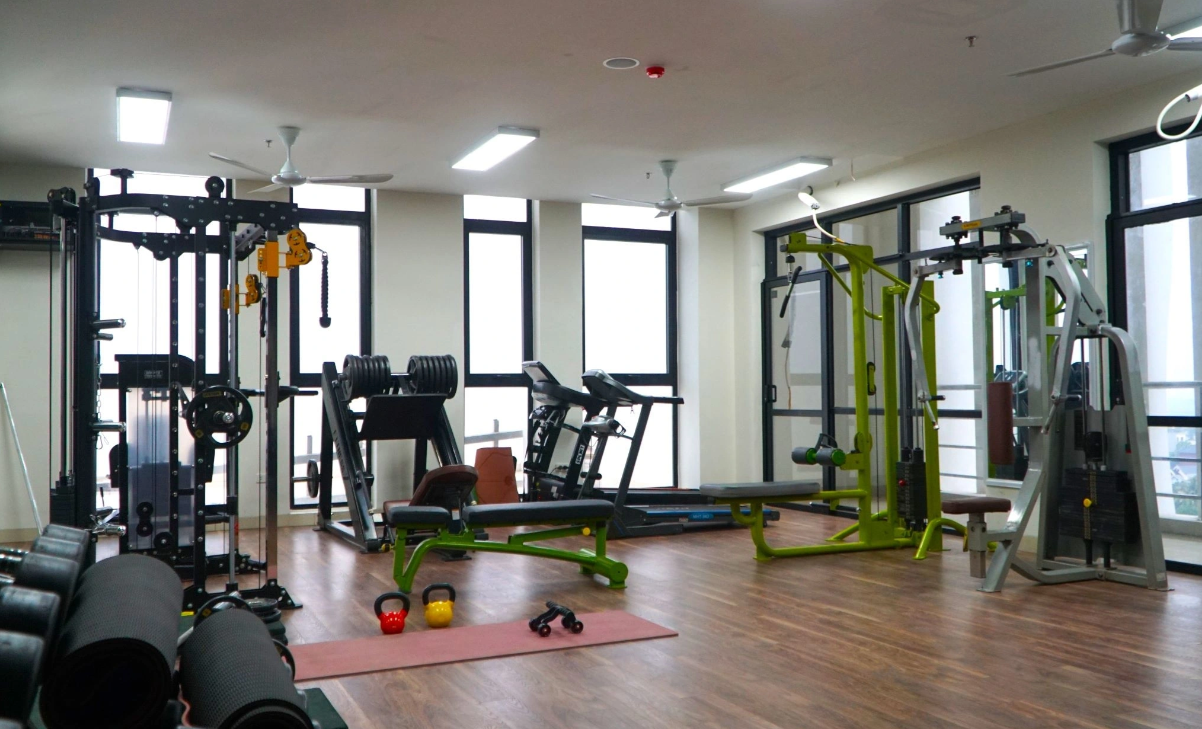 Tại tầng 7 của tòa nhà, thành phố Sầm Sơn bố trí một số phòng thể dục, thể thao, tập gym để cán bộ, nhân viên tập luyện cuối buổi làm việc