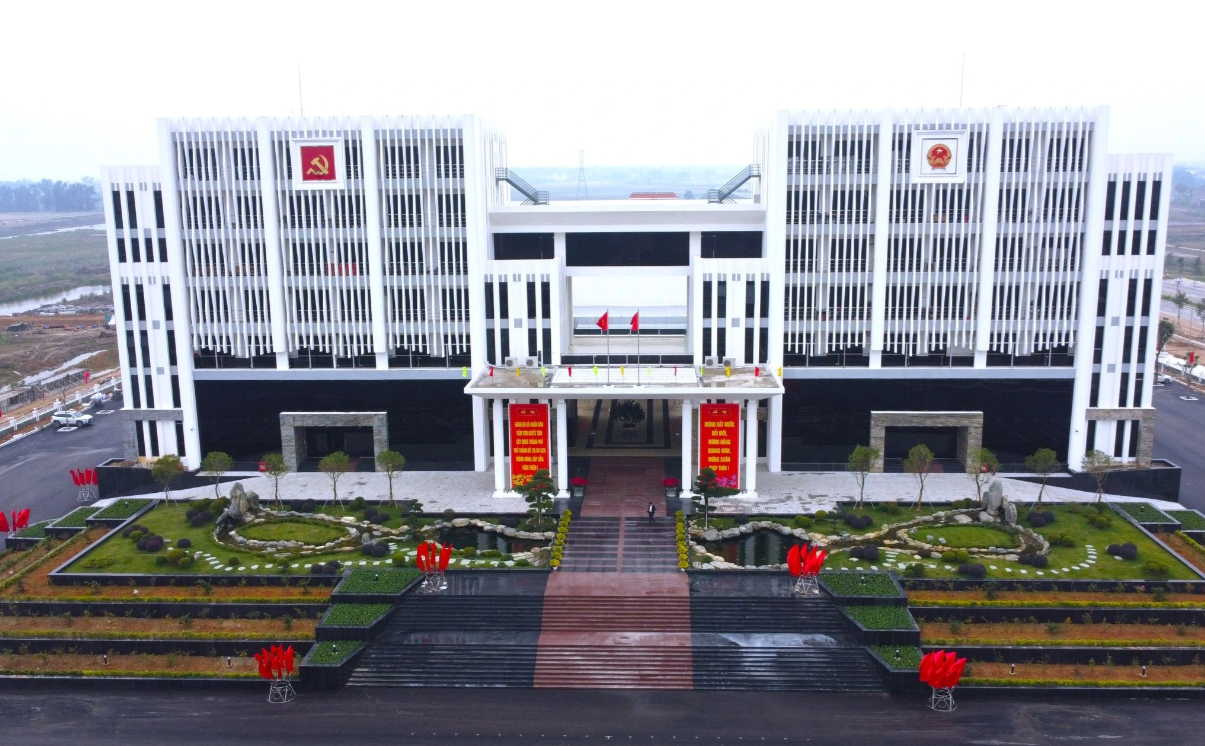 Công trình có tổng diện tích sàn xây dựng hơn 14.000m2, quy mô gồm 3 khối nhà, trong đó khối nhà làm việc hợp khối cao 7 tầng và 1 tầng trệt, nhà hội trường