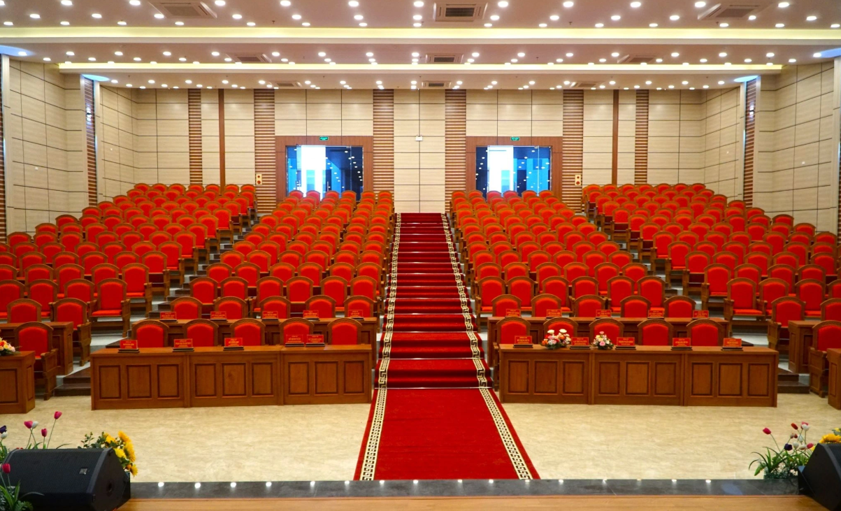 Nhà hội trường với sức chứa hơn 400 chỗ ngồi được đầu tư khang trang, trang thiết bị hiện đại để tổ chức các sự kiện lớn của thành phố Sầm Sơn