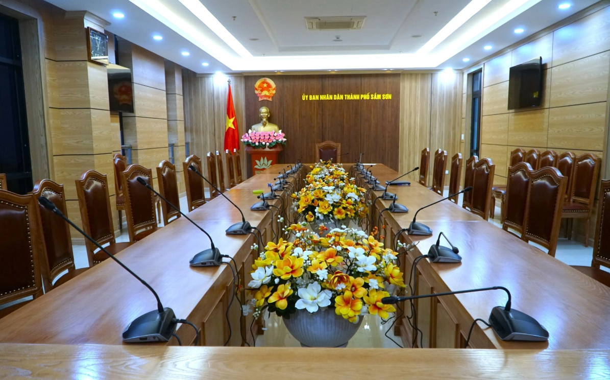 Các phòng họp của UBND thành phố Sầm Sơn, Thành ủy Thành phố Sầm Sơn được đầu tư thiết bị âm thanh hiện đại, phục vụ cán bộ và lãnh đạo địa phương tổ chức các cuộc họp