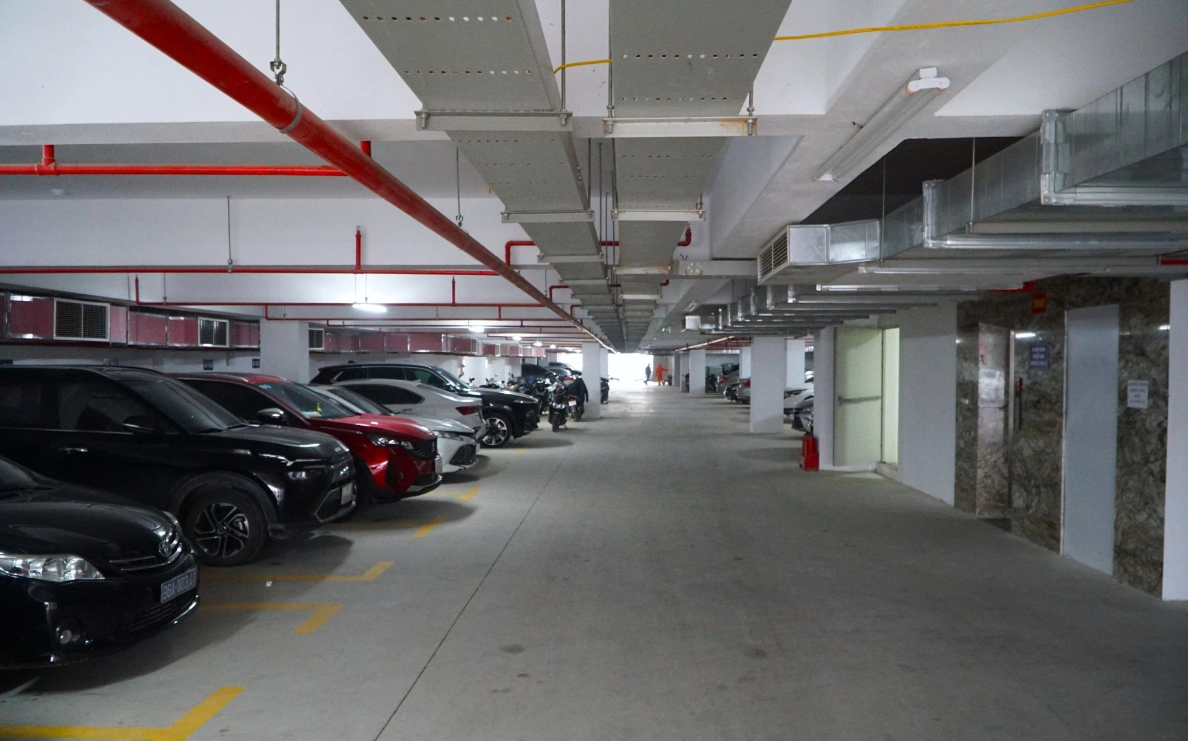 Khu vực tầng hầm của tòa nhà được sử dụng làm nơi để xe của cán bộ, nhân viên