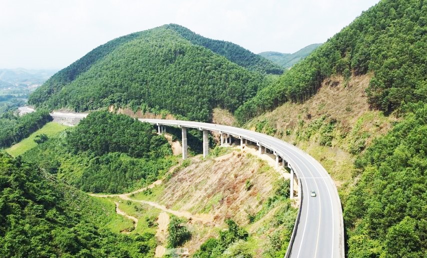Sau khi điều chỉnh quy mô và mở rộng nền đường, dự án có tổng mức đầu tư là 5.751 tỷ đồng, cao hơn 3.734 tỷ đồng so với trước đây.