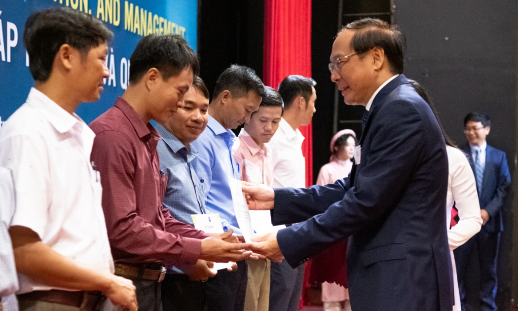 Thứ trưởng Bộ Tài nguyên và Môi trường Lê Công Thành vinh danh các trường trung học đạt quán quân tại ICEPORM 2024.
