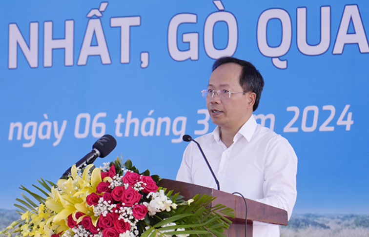 Thứ trưởng Bộ Giao th&ocirc;ng Vận tải Nguyễn Duy L&acirc;m ph&aacute;t biểu v&agrave; ph&aacute;t lệnh khởi c&ocirc;ng dự &aacute;n.