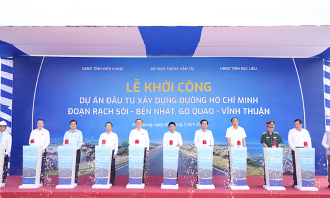 Bộ trưởng Bộ Giao thông vận tảicùng lãnh đạo các địa phương có dự án đi qua thực hiện nghi thức khởi công dự án.