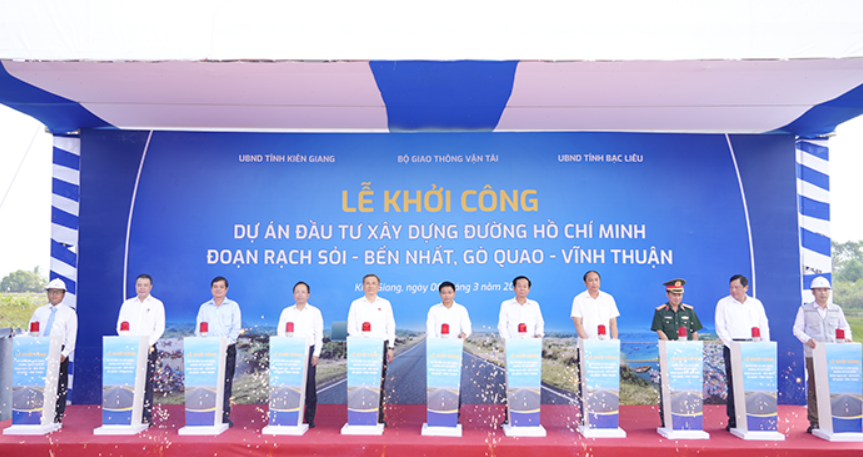 Bộ trưởng Bộ Giao thông vận tảicùng lãnh đạo các địa phương có dự án đi qua thực hiện nghi thức khởi công dự án.