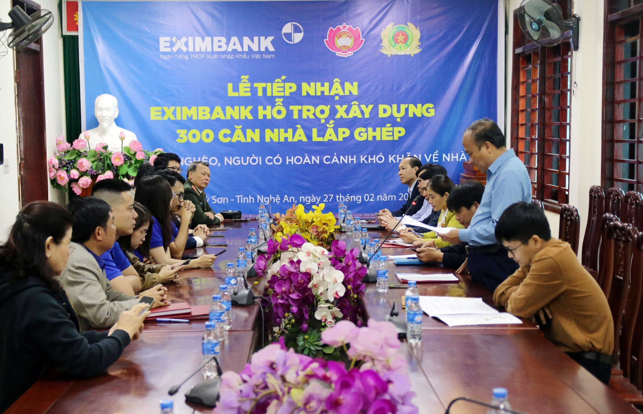Buổi lễ trao nhận 300 căn nhà lắp ghép tại huyện Kỳ Sơn.
