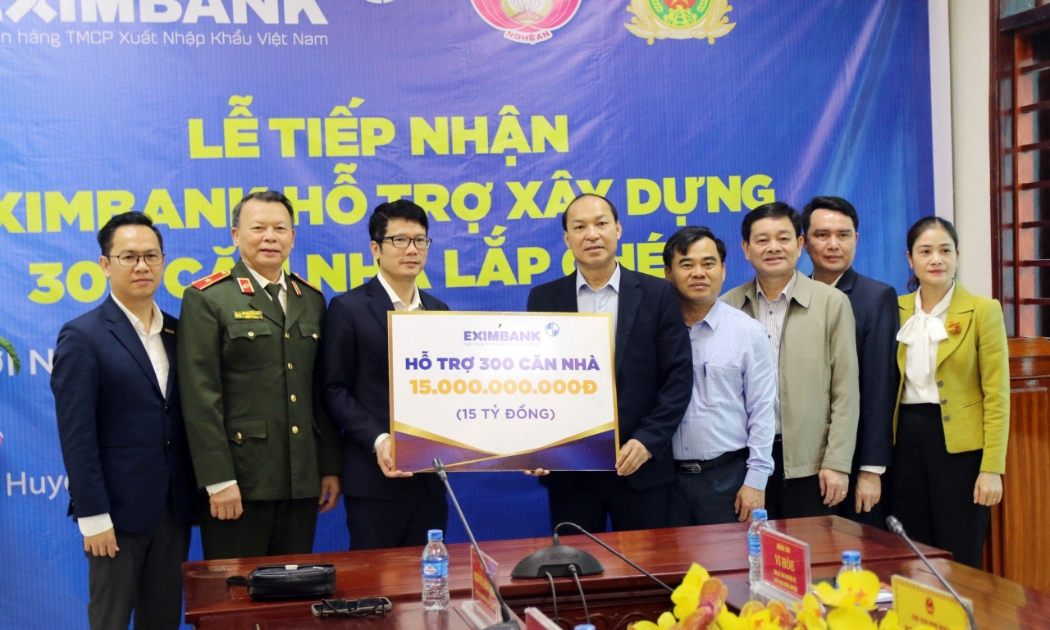 Ngân hàng Eximbank trao kinh phí hỗ trợ xây dựng 300 căn nhà lắp ghép cho huyện Kỳ Sơn.