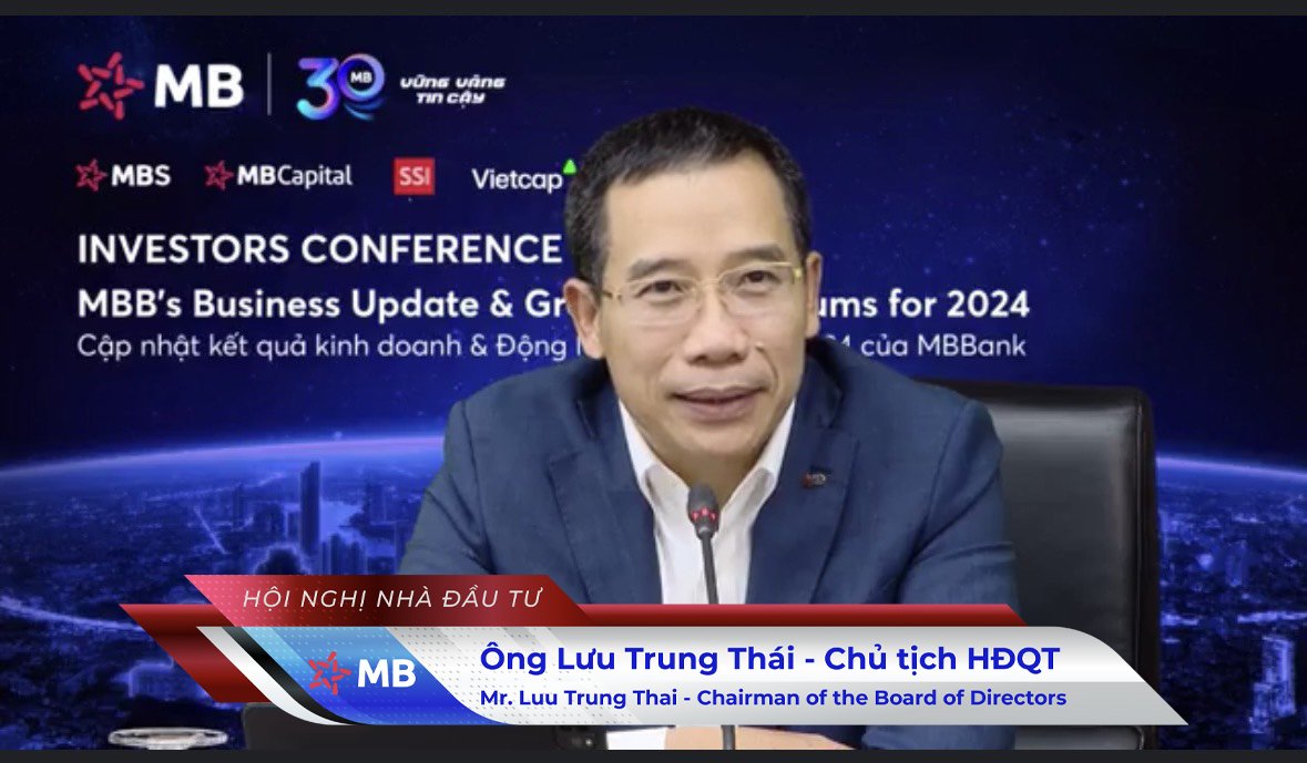 Chủ tịch MB trao đổi với nhà đầu tư.