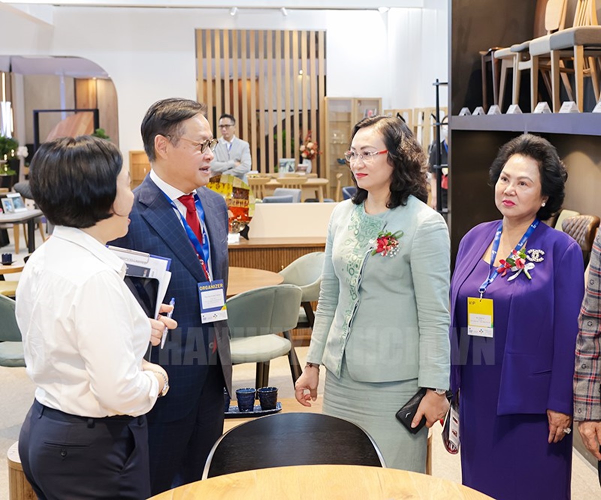 Thứ trưởng Phan Thị Thắng tham quan một số gian hàng tại Hawa Expo 2024 