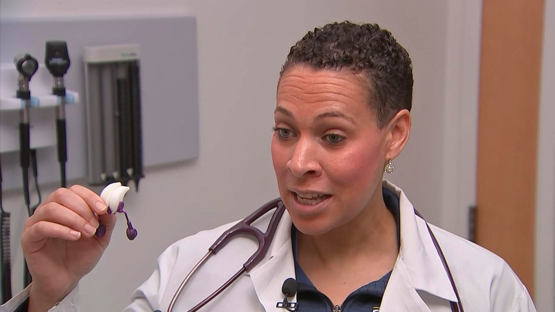 Tiến sĩ Elizabeth Clayborne giới thiệu thiết bị NasaClip do b&agrave; ph&aacute;t minh để cầm m&aacute;u cam.