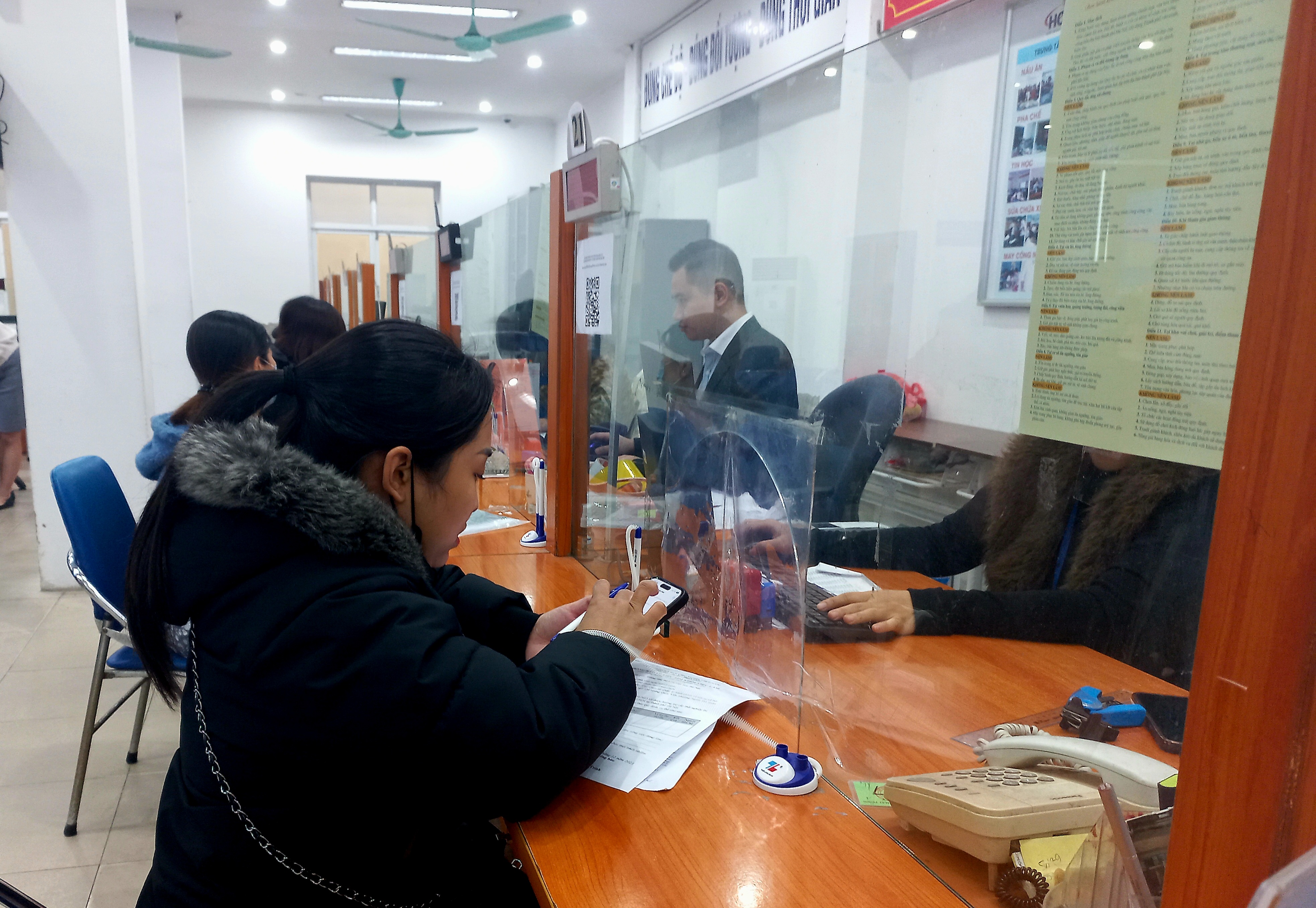 Mức hưởng trợ cấp thất nghiệp sẽ khác nhau giữa khu vực nhà nước và doanh nghiệp. Ảnh minh họa: Nhật Dương.