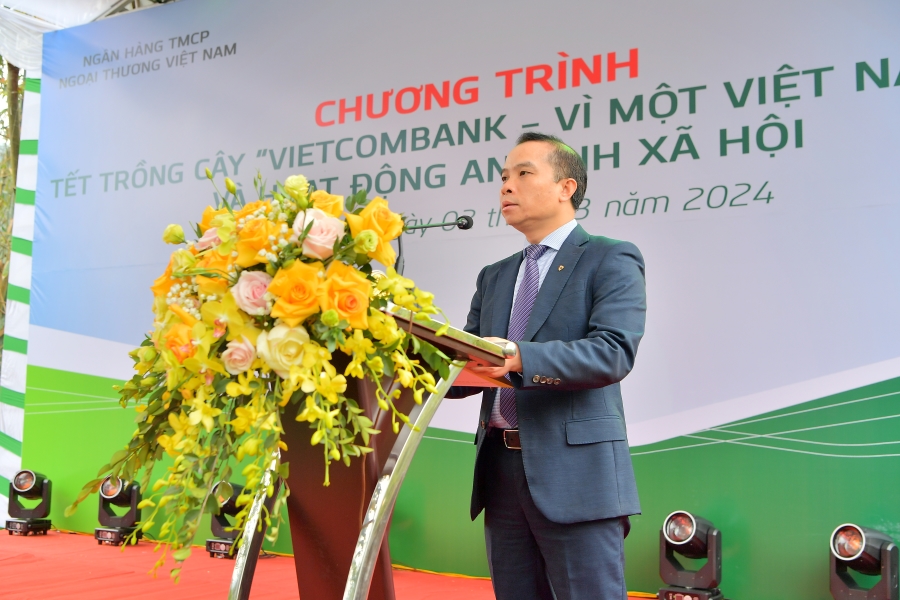 Đ/c Đỗ Việt Hùng - Phó Bí thư thường trực Đảng ủy, Thành viên phụ trách hoạt động HĐQT Vietcombank phát biểu tại Chương trình Về nguồn, Tết trồng cây “Vietcombank - vì một Việt Nam xanh”.