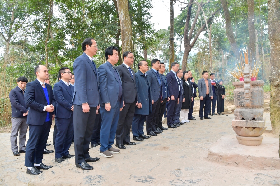 Đ/c Đỗ Việt Hùng - Phó Bí thư thường trực Đảng ủy, Thành viên phụ trách hoạt động HĐQT Vietcombank (hàng đầu, thứ 4 từ trái sang) và đ/c Nguyễn Mạnh Tuấn - Ủy viên Ban Thường vụ (BTV) Tỉnh ủy, Phó Chủ tịch UBND tỉnh (hàng đầu, thứ 3 từ trái sang) cùng các đ/c lãnh đạo Vietcombank, lãnh đạo tỉnh Tuyên Quang thực hiện nghi thức dâng hương tại Di tích lán Nà Nưa, Khu di tích lịch sử quốc gia đặc biệt Tân Trào.