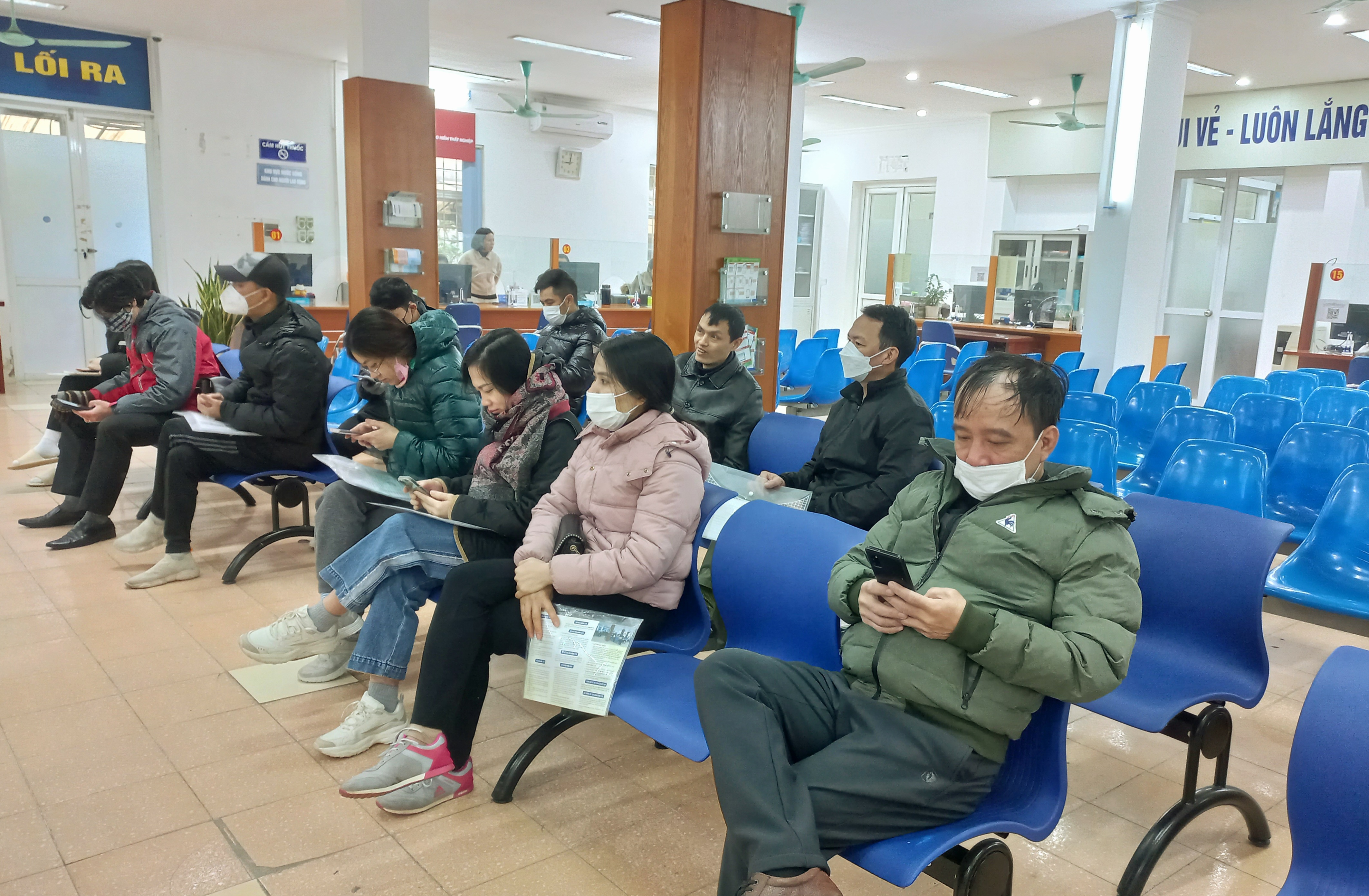 Người lao động chờ l&agrave;m thủ tục hưởng bảo hiểm thất nghiệp tại Trung t&acirc;m Dịch vụ việc l&agrave;m H&agrave; Nội. Ảnh: Nhật Dương.