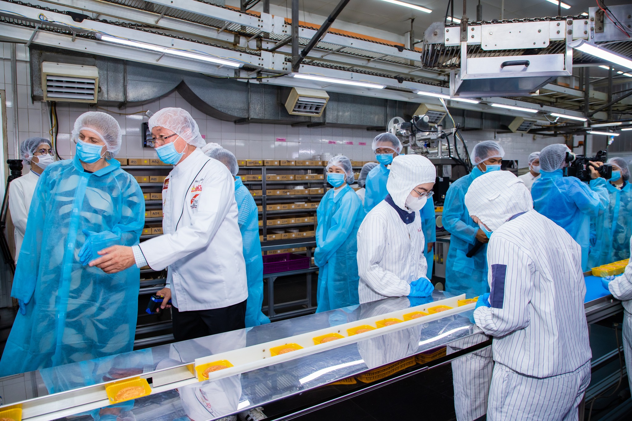 Đo&agrave;n Tổng l&atilde;nh sự Mỹ tại TP.HCM thăm nh&agrave; m&aacute;y ABC Bakery.