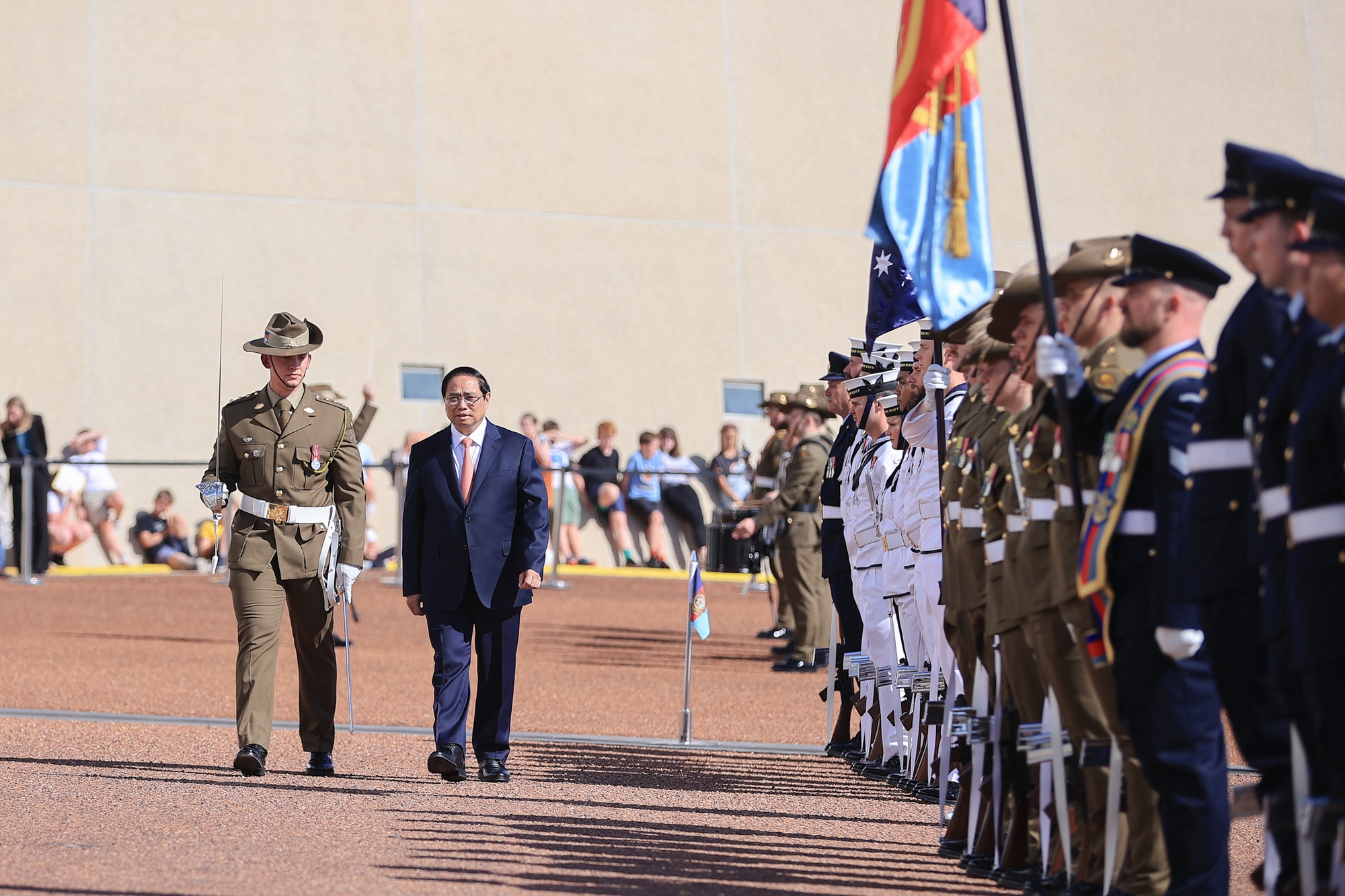 Thủ tướng Phạm Minh Chính duyệt đội danh dự quân đội Australia - Ảnh: VGP